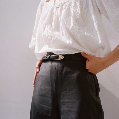Thin belt with a buckle, black
